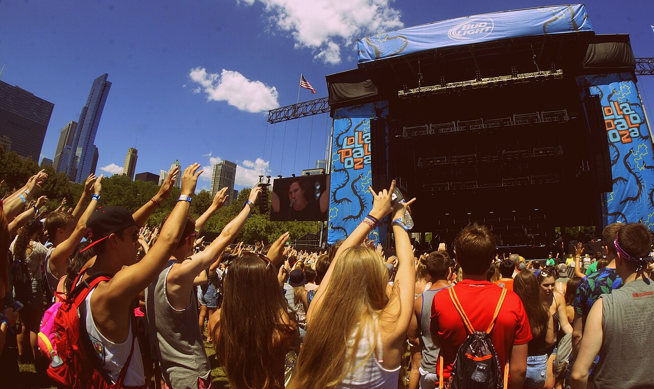 Público de braço erguido em frente ao palco patrocinado pela Bud Light no Lollapalooza
